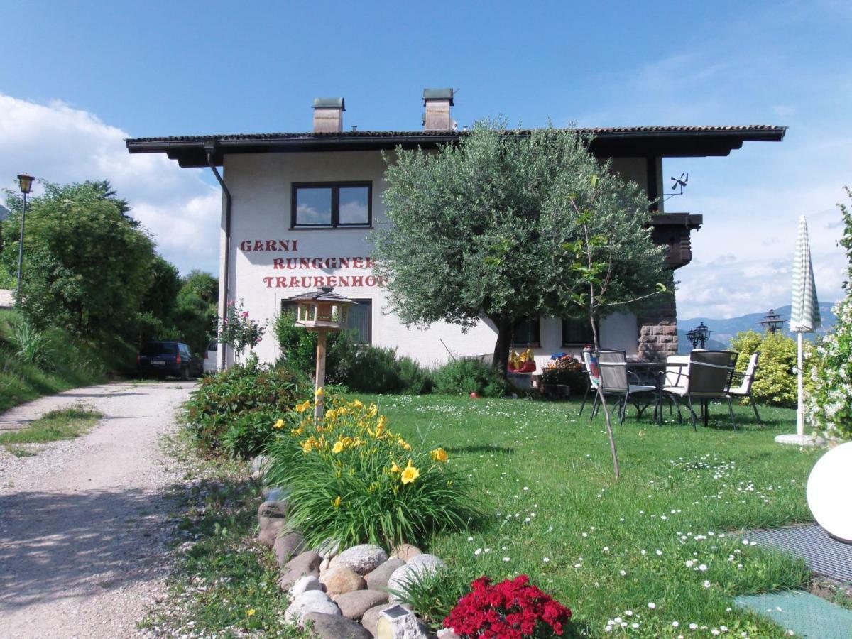 Hotel Garni Runggner Traubenhof Termeno Esterno foto